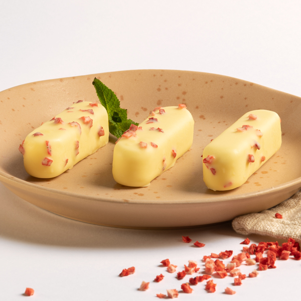 Snack de cheesecake con fresas y chocolate blanco