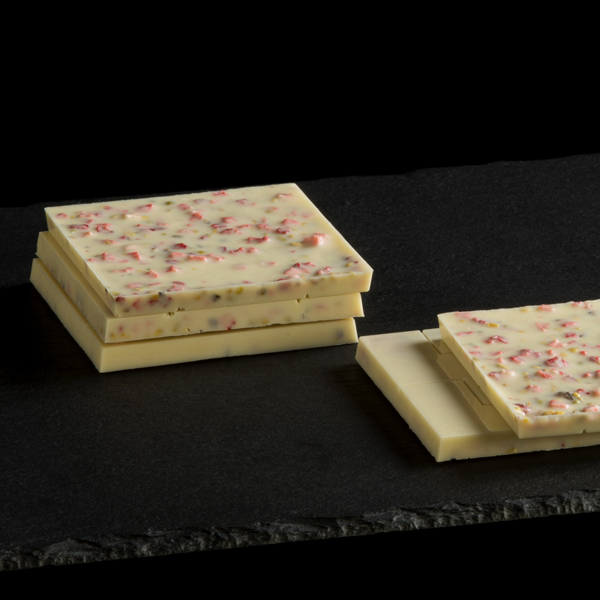 Tableta de Chocolate Blanco Giada, nibs de pistacho y fresa deshidratada