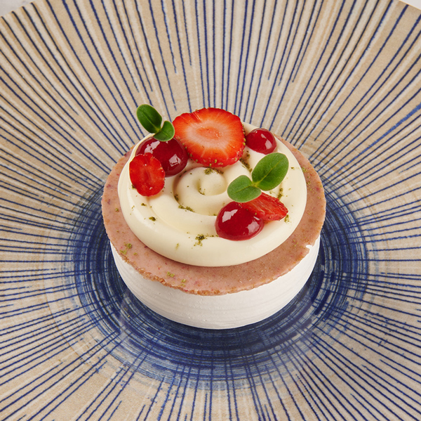 Pavlova de fresas, chocolate blanco y albahaca